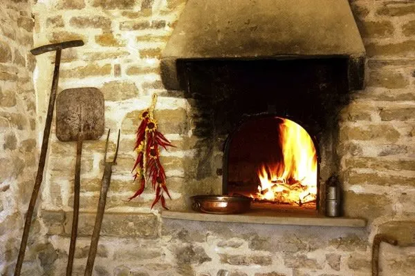 Forno a legna tradizionale in una pizzeria storica